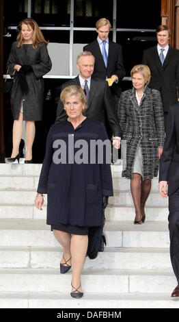 (Erste Zeile) Prinzessin Lea, (zweite Zeile) Bogen Herzogin Marie-Astrid von Österreich und Ehemann Erzherzog Carl Christian von Österreich, (dritte Zeile, L-R) Laetitia Spetschinsky, Tochter von Prinzessin Lea und Erzherzog Imre und Erzherzog Christoph von Österreich besuchen die Eucharistie Masse zum Gedenken an die verstorbenen Mitglieder der belgischen königlichen Familie in der Liebfrauenkirche in Laken, Brüssel, Belgien Stockfoto