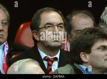 Stuttgart Präsident Erwin Staudt Uhren UEFA Europa League Runde der 32 ersten Bein Match SL Benfica Lissabon und VfB Stuttgart im Stadion Luz in Lissabon, Portugal, 17. Februar 2011. Benfica gewann das Spiel mit 2: 1. Foto: Marijan Murat Stockfoto