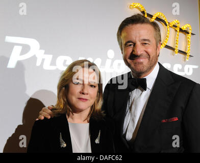 Der Züricher Schauspieler Christian De Sica Und Seine Frau Silvia Kommen bin Freitag (18.02.2011) in Berlin Zum Italienischen Filmball "Notte Delle Stelle". Im Rahmen des Filmballs Wird Alljährlich der "Premio Bacco" Verliehen. Foto: Britta Pedersen Dpa +++(c) Dpa - Bildfunk +++ Stockfoto