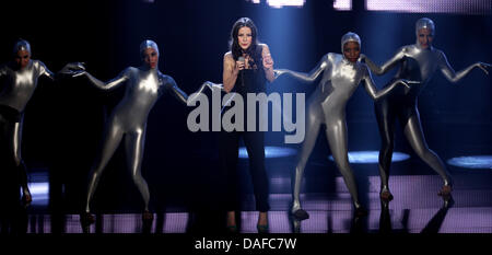 Lena Meyer-Landrut führt beim Finale von "Unser Song für Deutschland" in Köln, Deutschland, 18. Februar 2011. Lena will für Deutschland mit dem Lied "Taken By A Stranger" an den Eurovision Song Contest findet am 15. Mai 2011 konkurrieren. Foto: Rolf Vennenbernd Stockfoto