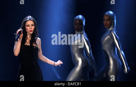 Lena Meyer-Landrut (L) führt beim Finale von "Unser Song für Deutschland" in Köln, Deutschland, 18. Februar 2011. Lena will für Deutschland mit dem Lied "Taken By A Stranger" an den Eurovision Song Contest findet am 15. Mai 2011 konkurrieren. Foto: Rolf Vennenbernd Stockfoto