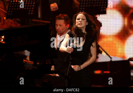 Lena Meyer-Landrut führt beim Finale von "Unser Song für Deutschland" in Köln, Deutschland, 18. Februar 2011. Lena will für Deutschland mit dem Lied "Taken By A Stranger" an den Eurovision Song Contest findet am 15. Mai 2011 konkurrieren. Foto: Rolf Vennenbernd Stockfoto