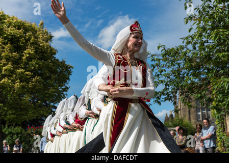 Frauen-Tänzerinnen in traditionellen Kostümen zeigen armenischen tanzen in Bakewell Derbyshire England Stockfoto