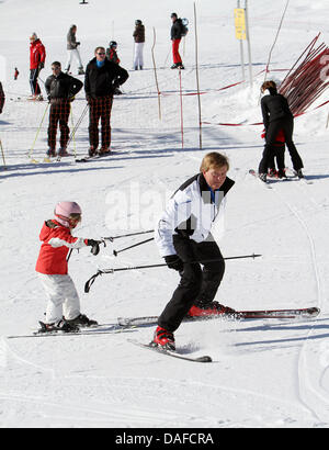 Kronprinz Willem-Alexander der Niederlande zieht Prinzessin Alexia hinter ihm auf Skiern mit Ski-Stöcke während der Winterferien der niederländischen Königsfamilie in Lech am Arlberg, Österreich, 19. Februar 2011. Foto: Patrick van Katwijk Stockfoto