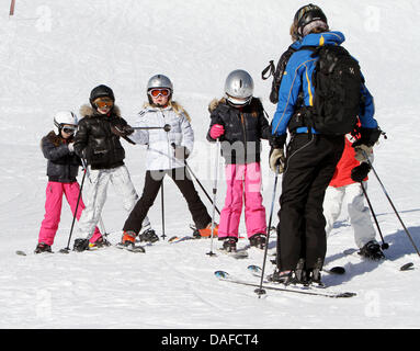 Prinzessin Amalia der Niederlande (3., L) Praktiken Skifahren mit ihrer Ski-Klasse während der Winterferien der niederländischen Königsfamilie in Lech am Arlberg, Österreich, 19. Februar 2011. Foto: Patrick van Katwijk Stockfoto