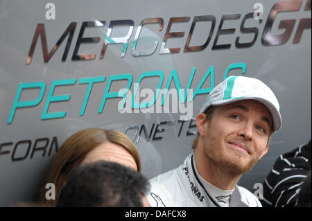 Deutsche Formel 1 pilot Nico Rosberg Team Mercedes Grand Prix steht im Fahrerlager während des offiziellen Testlaufs entlang der Rennstrecke "Circuit de Catalunya" in Montmelo in der Nähe von Barcelona, Spanien, 19. Februar 2011. Foto: David Ebener Stockfoto