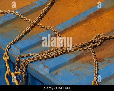 Rostige Ketten auf blauen auch rostigen Container, Breda, Niederlande Stockfoto