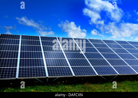 Solarparks mit großen Solaranlagen in ein Array, Frankreich, Europa Stockfoto