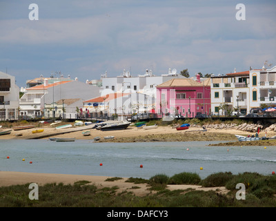 Die Stadt von Cabanas de Tavira in der Algarve, Portugal mit der Ria Formosa bei Ebbe Stockfoto