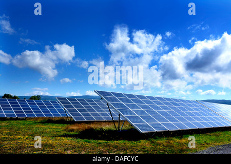 Solarmodule zur Erzeugung erneuerbarer Energie in eine große Reihe an einem Solarpark. Der Auvergne. Frankreich Stockfoto