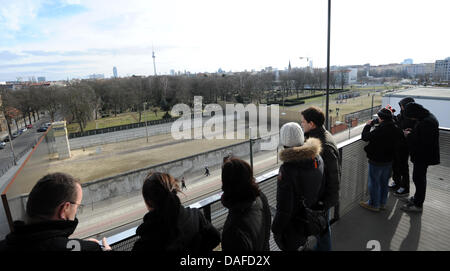 Besucher den Wachturm am Berliner Mauer-Gedenkstätte Bernauer Straße in Berlin, Deutschland, 20. Februar 2011. Foto: Rainer Jensen Stockfoto