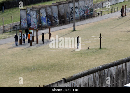 Menschen besuchen die Gedenkstätte Berliner Mauer Bernauer Straße in Berlin, Deutschland, 20. Februar 2011. Foto: Rainer Jensen Stockfoto