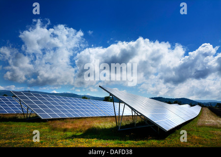 Solarparks mit Solarzellen in einer großen Auswahl. Der Auvergne. Frankreich Stockfoto