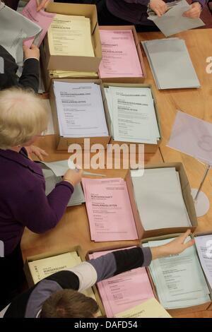 Polling-Angestellte zählen die Stimmzettel der Hamburger Parlamentswahl in Hamburg, Deutschland, 20. Februar 2011. Rund 1,3 Millionen Wähler in Hamburg gewählte Vertreter, die 121 Sitze im Landtag Hamburg. Die vorläufigen Ergebnisse sehen absolute Mehrheit für die Sozialdemokraten (SPD). Foto: Markus Scholz Stockfoto