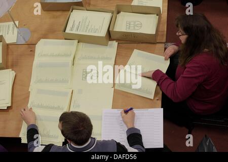 Polling-Angestellte zählen die Stimmzettel der Hamburger Parlamentswahl in Hamburg, Deutschland, 20. Februar 2011. Rund 1,3 Millionen Wähler in Hamburg gewählte Vertreter, die 121 Sitze im Landtag Hamburg. Die vorläufigen Ergebnisse sehen absolute Mehrheit für die Sozialdemokraten (SPD). Foto: Markus Scholz Stockfoto