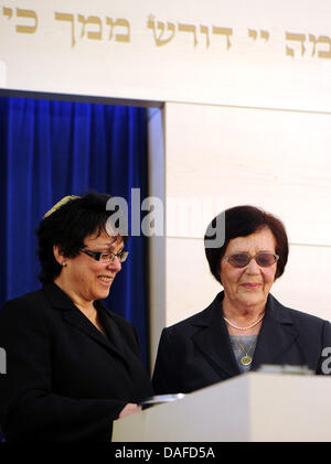 Polina Pelts (R) und Rachel Dohme (L) der Hamelner jüdischen Gemeinschaft während der Einweihung der neuen Synagoge Hameln, Deutschland, 20. Februar 2011. Es war die neue Synagoge, die erste liberale in Deutschland, eröffnet auf dem Gelände des ehemaligen einer auf 098 November 1938 zerstört. Foto: Caroline Seidel Stockfoto