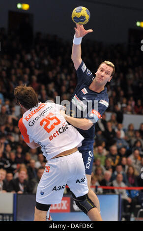 Montpellier Luka Karabatic (L) und HSVs Pascal Hens während der EHF Champions League-Gruppe B Spiel HSV Hamburg gegen Montpellier HB in Hamburg, Deutschland, 20. Februar 2011. Foto: Carmen Jaspersen Stockfoto