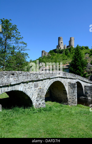 Alte Steinbrücke vor der Château de Domeyrat Burg Domeyrat, Haute-Loire, Auvergne, Frankreich, Europa Stockfoto