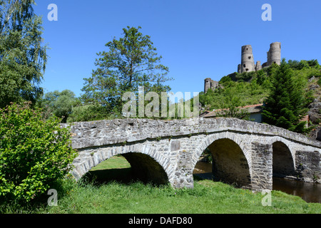 Alte Steinbrücke vor der Château de Domeyrat Burg Domeyrat, Haute-Loire, Auvergne, Frankreich, Europa Stockfoto