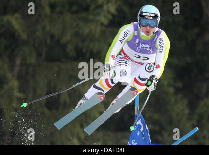 Andreas Sander Deutschland Geschwindigkeiten den Hang hinunter, während die Männer Abfahrt bei der FIS Alpinen Ski-WM in Garmisch-Partenkirchen, Deutschland, 12. Februar 2011. Foto: Karl-Josef Hildenbrand Stockfoto