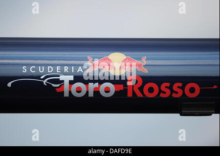 Das Logo der Scuderia Toro Rosso beim Test fährt auf der Rennstrecke Circuit de Catalunya in Barcelona, Spanien, 20. Februar 2011. Foto: David Ebener Stockfoto