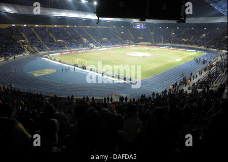 Scheinwerfer beleuchten die Metalist Stadium in Charkiw, Ukraine, 17. Februar 2011. Foto: Federico Gambarini Stockfoto