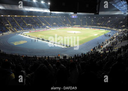 Scheinwerfer beleuchten die Metalist Stadium in Charkiw, Ukraine, 17. Februar 2011. Foto: Federico Gambarini Stockfoto