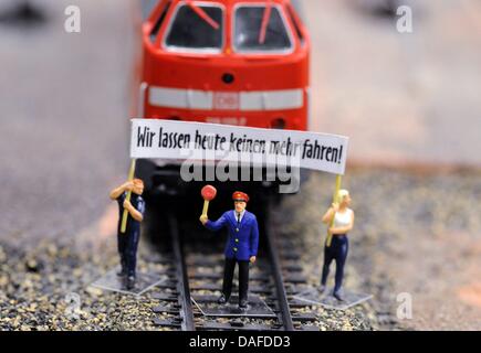 Ein Bahn-Streik wird im Miniatur-Wunderland, die größte Modelleisenbahn in Hamburg, Deutschland, 21. Februar 2010 simuliert. Nachdem die Gewerkschaft der deutschen Eisenbahn-Ingenieure einen Warnung Streik angekündigt ohne Angabe eines Datums, sind deutsche, die auf Bahntransport angewiesen sind noch gefundenes Fressen für den anderen Schuh fallen. Foto: MAURIZIO GAMBARINI Stockfoto