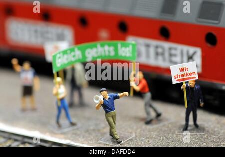 Ein Bahn-Streik wird im Miniatur-Wunderland, die größte Modelleisenbahn in Hamburg, Deutschland, 21. Februar 2010 simuliert. Nachdem die Gewerkschaft der deutschen Eisenbahn-Ingenieure einen Warnung Streik angekündigt ohne Angabe eines Datums, sind deutsche, die auf Bahntransport angewiesen sind noch gefundenes Fressen für den anderen Schuh fallen. Foto: MAURIZIO GAMBARINI Stockfoto