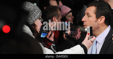 US-Schauspieler Adam Sandler kommt für die Deutschland-Premiere seines neuen Films "Just Go With It" im Cinestar Kino am Potsdamer Platz in Berlin, Deutschland, 24. Februar 2011. Der Film beginnt am 24. Februar 2011 in deutschen Kinos. Foto: Jens Kalaene Stockfoto