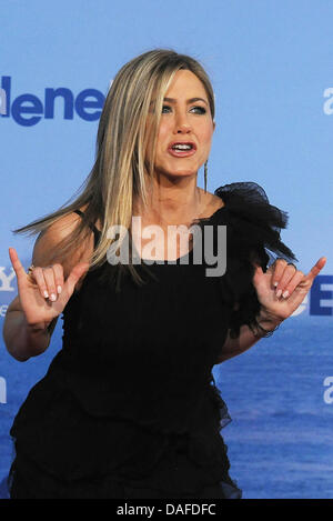 US-Schauspielerin Jennifer Aniston kommt für die Deutschland-Premiere des Films "Just Go With It" in Berlin, Deutschland, 24. Februar 2011. Der Film beginnt am 24. Februar 2011 in deutschen Kinos. Foto: Jens Kalaene Stockfoto