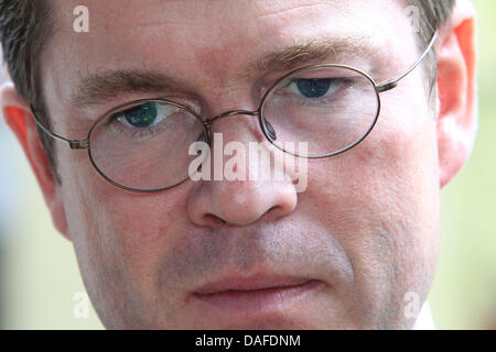 Dpa Dateien - das Datei-Bild vom 22. Juni 2010, zeigt deutsche Verteidigung Minister Karl-Theodor Zu Guttenberg (CSU) bei seinem Besuch in das Einsatzführungskommando Zentrum in Geltow, Deutschland. Die Minister Cought bis über die Aufgaben und Verantwortlichkeiten der Kommandozentrale und empfangenen Updates auf die aktuelle Situation in den Theatern der Operationen der deutschen Streitkräfte, ich Stockfoto