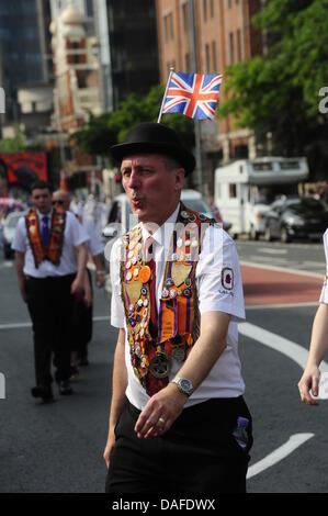 Belfast, Nordirland. 12. Juni 2013. Jährlichen 12. Juli feiern und Paraden der Oranier-Orden statt in Belfast und in ganz Nordirland. Der Tag erinnert an den Sieg von Wilhelm von Oranien über King James in der Schlacht am Boyne 1690. Bildnachweis: Andrew Chittock/Alamy Live-Nachrichten Stockfoto