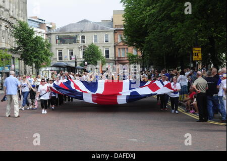 Belfast, Nordirland. 12. Juni 2013. Jährlichen 12. Juli feiern und Paraden der Oranier-Orden statt in Belfast und in ganz Nordirland. Der Tag erinnert an den Sieg von Wilhelm von Oranien über King James in der Schlacht am Boyne 1690. Bildnachweis: Andrew Chittock/Alamy Live-Nachrichten Stockfoto