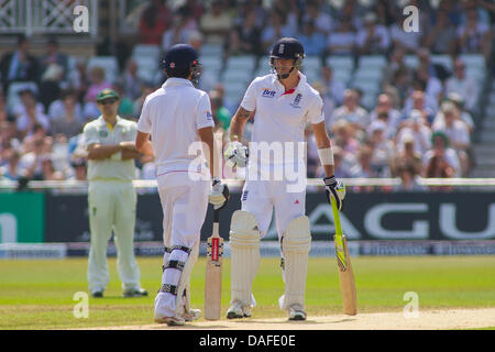 Nottingham, UK. 12. Juli 2013. Englands Alastair Cook und Kevin Pietersen tagsüber drei der ersten Investec Asche Test match bei Trent Bridge Cricket Ground am 12. Juli 2013 in Nottingham, England. Bildnachweis: Mitchell Gunn/ESPA/Alamy Live-Nachrichten Stockfoto