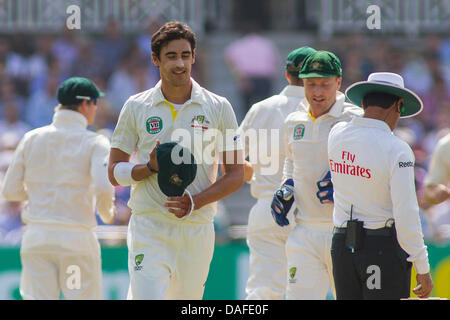 Nottingham, UK. 12. Juli 2013. Australiens Mitchell Starc tagsüber Spiel drei der ersten Investec Asche Test bei Trent Bridge Cricket Ground am 12. Juli 2013 in Nottingham, England. Bildnachweis: Mitchell Gunn/ESPA/Alamy Live-Nachrichten Stockfoto