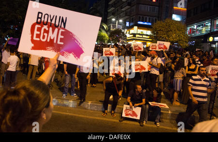 Istanbul, Türkei. 10. Juli 2013. Nächtliche Demonstrationen weiter in Istanbul nach dem Tod von einem 19-jährigen in Eskisehir, Opfer eines brutalen Schläge von regierungstreuen Schlägern und Denial-of-sofortig ärztliche Behandlung im Klinikum Eskisehir. 10. Juli 2013. Foto: Bikem Ekberzade/Alamy Live-Nachrichten Stockfoto