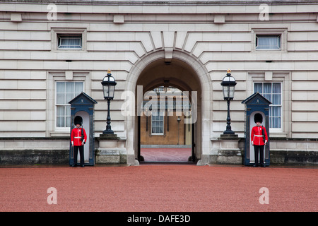 LONDON - 17 Mai: Britische Königliche Wachen Wache Eingang zum Buckingham Palace am 17. Mai 2013 in London, Großbritannien Stockfoto