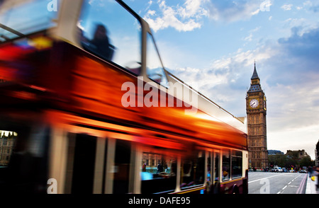 London, Großbritannien. Roter Bus in Bewegung und Big Ben, dem Palace of Westminster. Die Symbole von England Stockfoto