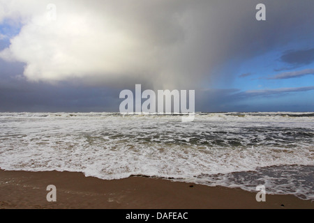 Regendusche über der Nordsee, Deutschland, Schleswig-Holstein, Nord-Meer, Sylt Stockfoto