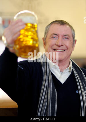 Britischer Schauspieler John Nettles stellt mit einem Bier in einem Foto-Shooting in München, 23. Februar 2011. Brennesseln Sterne als Inspector Barnaby in Whudunnit Serie "Midsomer Murders". Foto: Andreas Gebert Stockfoto