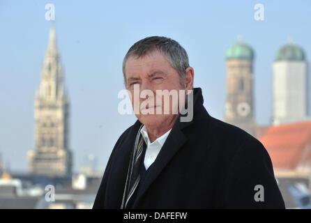 Britischer Schauspieler John Nettles stellt mit einem Bier in einem Foto-Shooting in München, 23. Februar 2011. Brennesseln Sterne als Inspector Barnaby in Whudunnit Serie "Midsomer Murders". Foto: Andreas Gebert Stockfoto