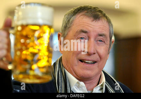 Britischer Schauspieler John Nettles stellt mit einem Bier in einem Foto-Shooting in München, 23. Februar 2011. Brennesseln Sterne als Inspector Barnaby in Whudunnit Serie "Midsomer Murders". Foto: Andreas Gebert Stockfoto