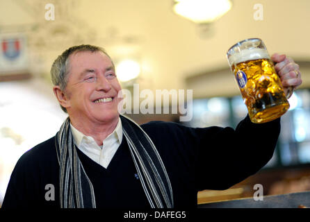 Britischer Schauspieler John Nettles stellt mit einem Bier in einem Foto-Shooting in München, 23. Februar 2011. Brennesseln Sterne als Inspector Barnaby in der Krimi-Serie "Midsomer Murders". Foto: Andreas Gebert Stockfoto