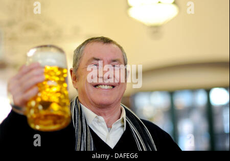 Britischer Schauspieler John Nettles stellt mit einem Bier in einem Foto-Shooting in München, 23. Februar 2011. Brennesseln Sterne als Inspector Barnaby in der Krimi-Serie "Midsomer Murders". Foto: Andreas Gebert Stockfoto