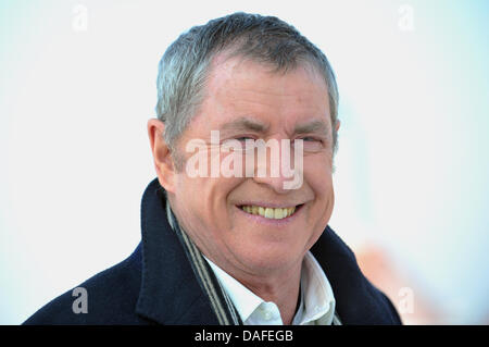 Britischer Schauspieler John Nettles stellt bei einem Foto-Shooting in München, 23. Februar 2011. Brennesseln Sterne als Inspector Barnaby in der Krimi-Serie "Midsomer Murders". Foto: Andreas Gebert Stockfoto