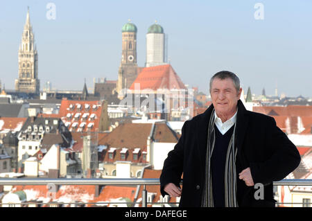 Britischer Schauspieler John Nettles stellt bei einem Foto-Shooting in München, 23. Februar 2011. Brennesseln Sterne als Inspector Barnaby in der Krimi-Serie "Midsomer Murders". Foto: Andreas Gebert Stockfoto