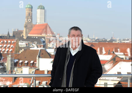 Britischer Schauspieler John Nettles stellt bei einem Foto-Shooting in München, 23. Februar 2011. Brennesseln Sterne als Inspector Barnaby in der Krimi-Serie "Midsomer Murders". Foto: Andreas Gebert Stockfoto