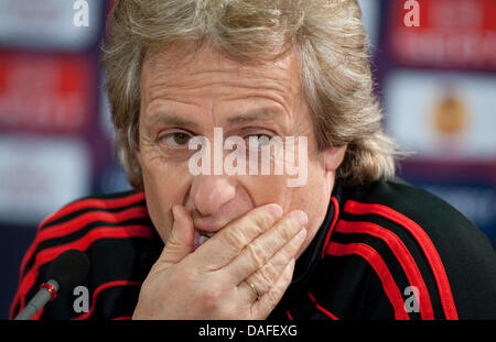 Trainer Jorge Jesus von Benfica Lissabon Gesten während einer Pressekonferenz in Stuttgart, Deutschland, 23. Februar 2011. Der VfB Stuttgart steht vor Benfica Lissabon auf eine UEFA Europa League-Spiel am 24. Februar 2011. Foto: Uwe Anspach Stockfoto