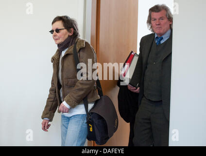 Ehemalige RAF-Terroristin und Angeklagte Verena Becker kommt beim Amtsgericht mit ihrem Anwalt Hans Wolfgang Euler (R) in Stuttgart, Deutschland, 24. Februar 2011. Becker wird vorgeworfen, ein Komplize des Mordes an Attourney General Buback im Jahr 1977. Foto: UWE ANSPACH Stockfoto